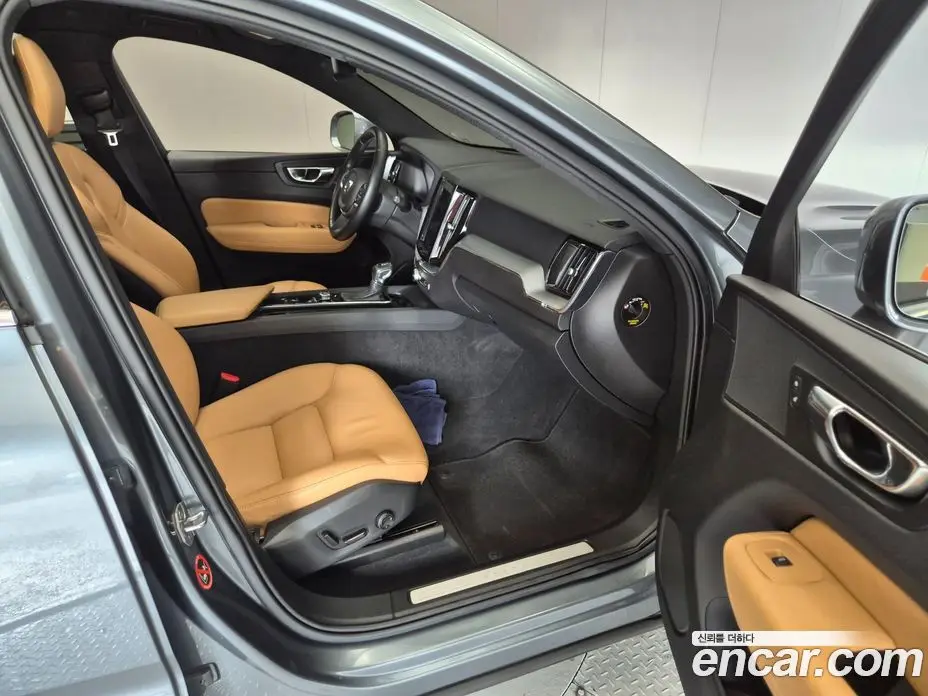 Volvo XC60 2018 2.0 автомат (гидро), фото 15