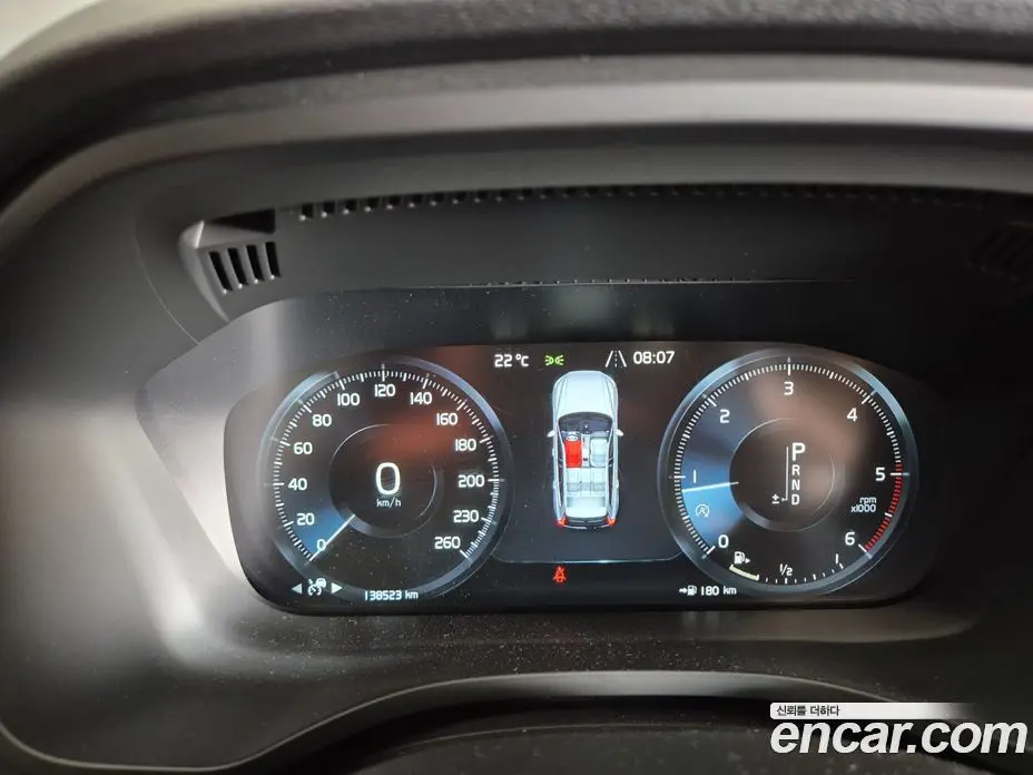 Volvo XC60 2018 2.0 автомат (гидро), фото 9