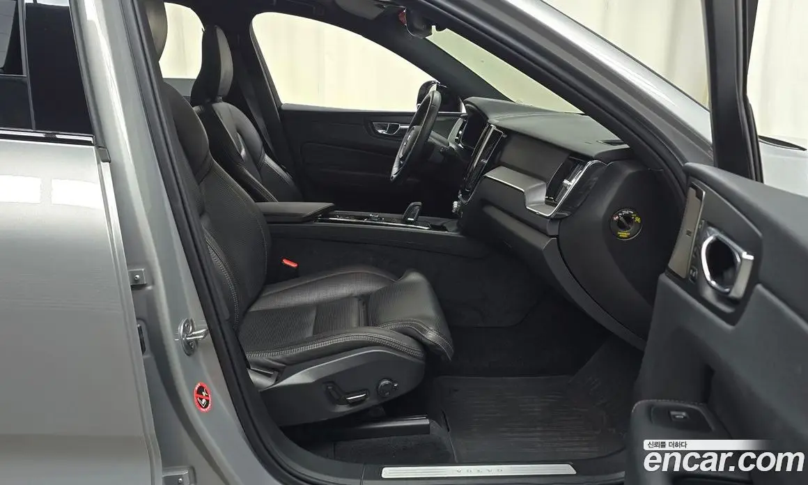 Volvo XC60 2022 2.0 автомат (гидро), фото 16