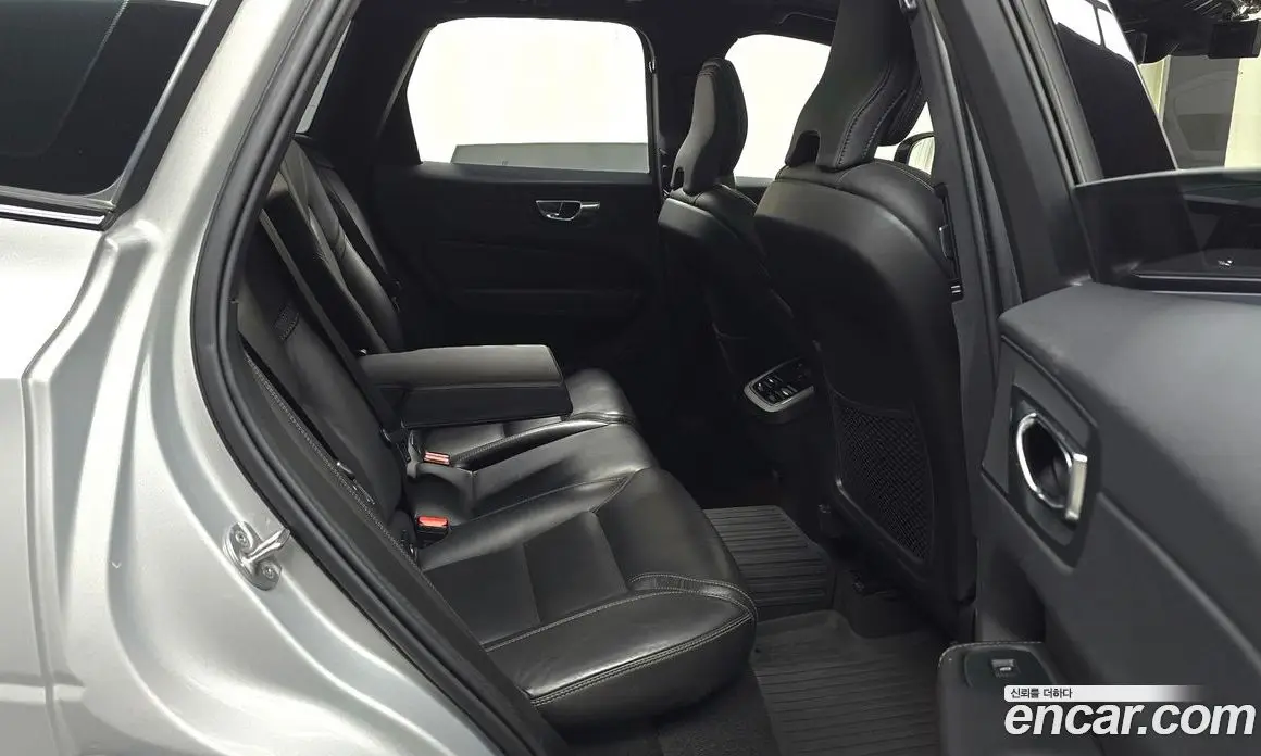Volvo XC60 2022 2.0 автомат (гидро), фото 17