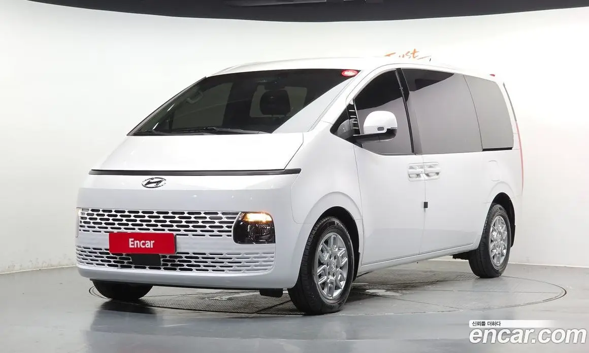 Hyundai Staria 2023 2.2 автомат (гидро), фото 1