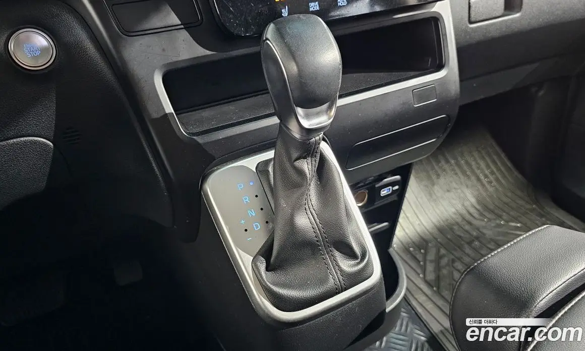 Hyundai Staria 2023 2.2 автомат (гидро), фото 12