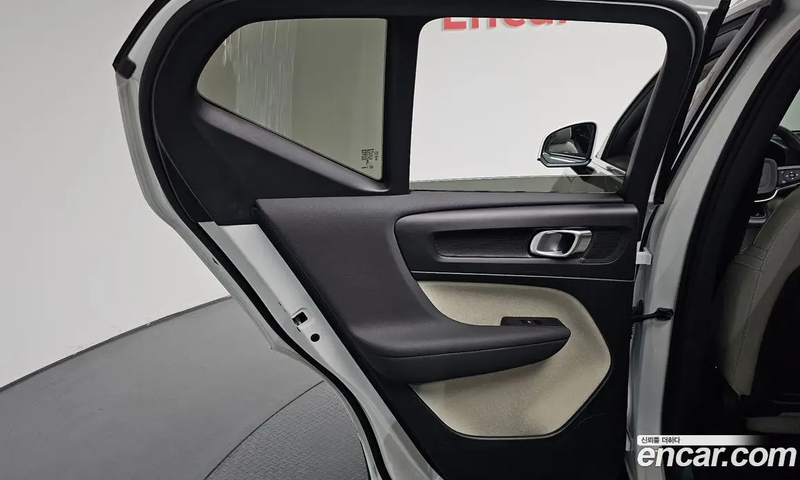 Volvo XC40 2024 2.0 автомат (гидро), фото 14