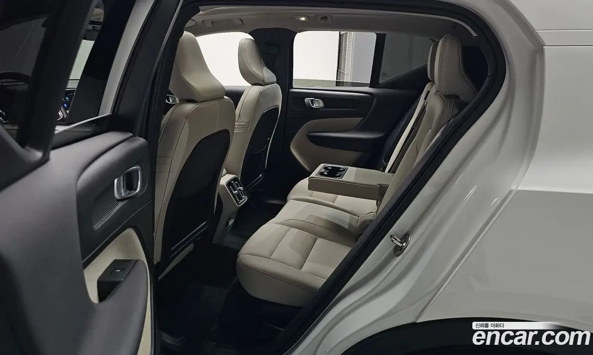 Volvo XC40 2024 2.0 автомат (гидро), фото 17