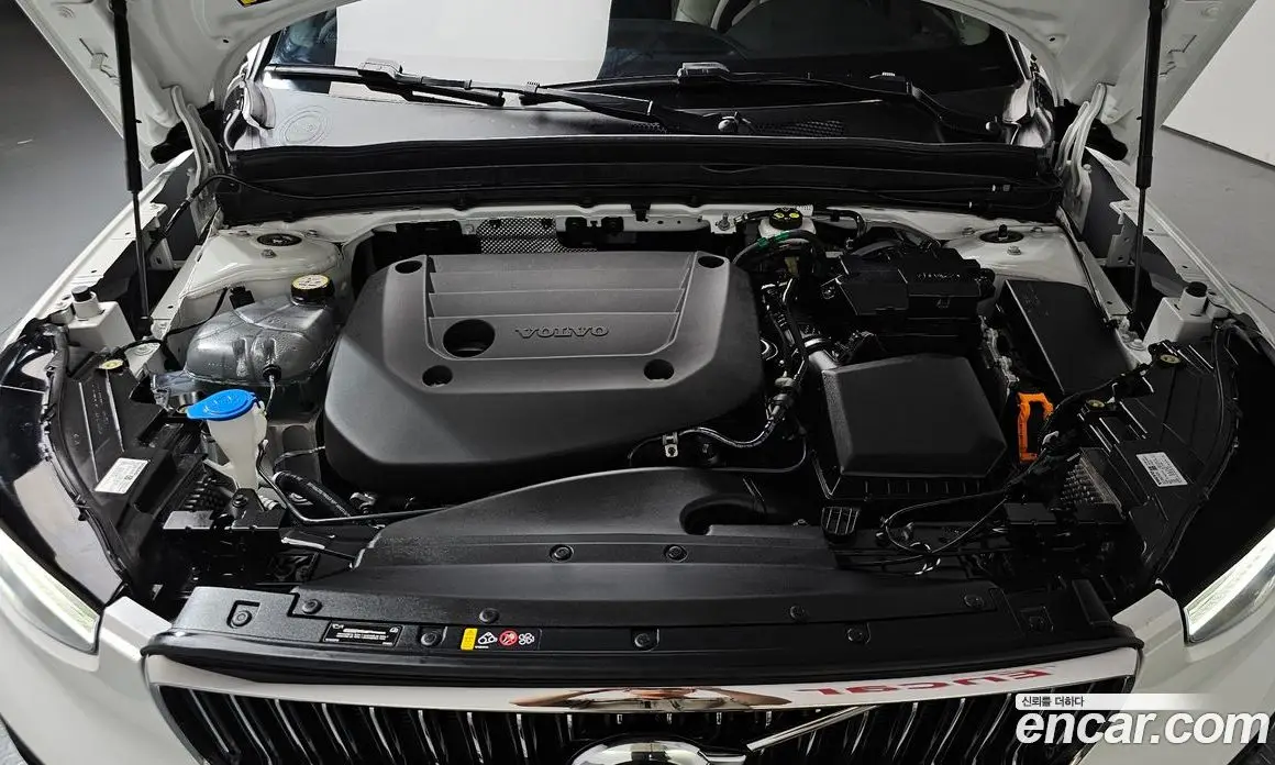 Volvo XC40 2024 2.0 автомат (гидро), фото 5