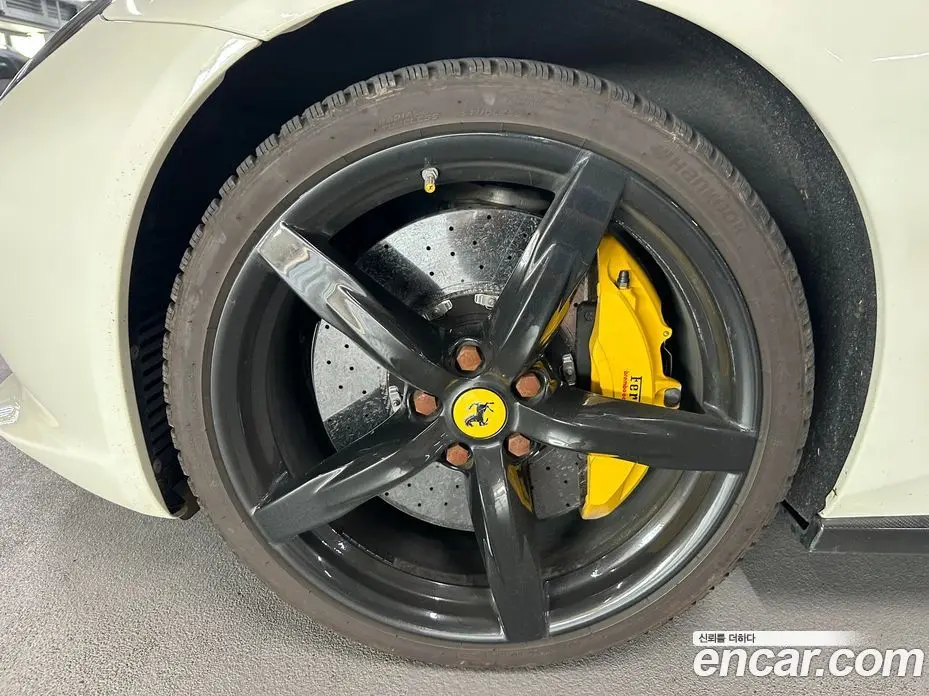Ferrari GTC4 Lusso 2019 3.9 автомат (гидро), фото 18