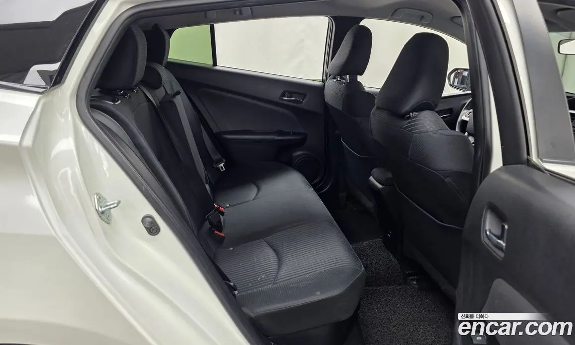 Toyota Prius 2016 1.8 автомат (гидро), фото 12 Toyota Prius 2016 1.8 автомат (гидро), фото 12