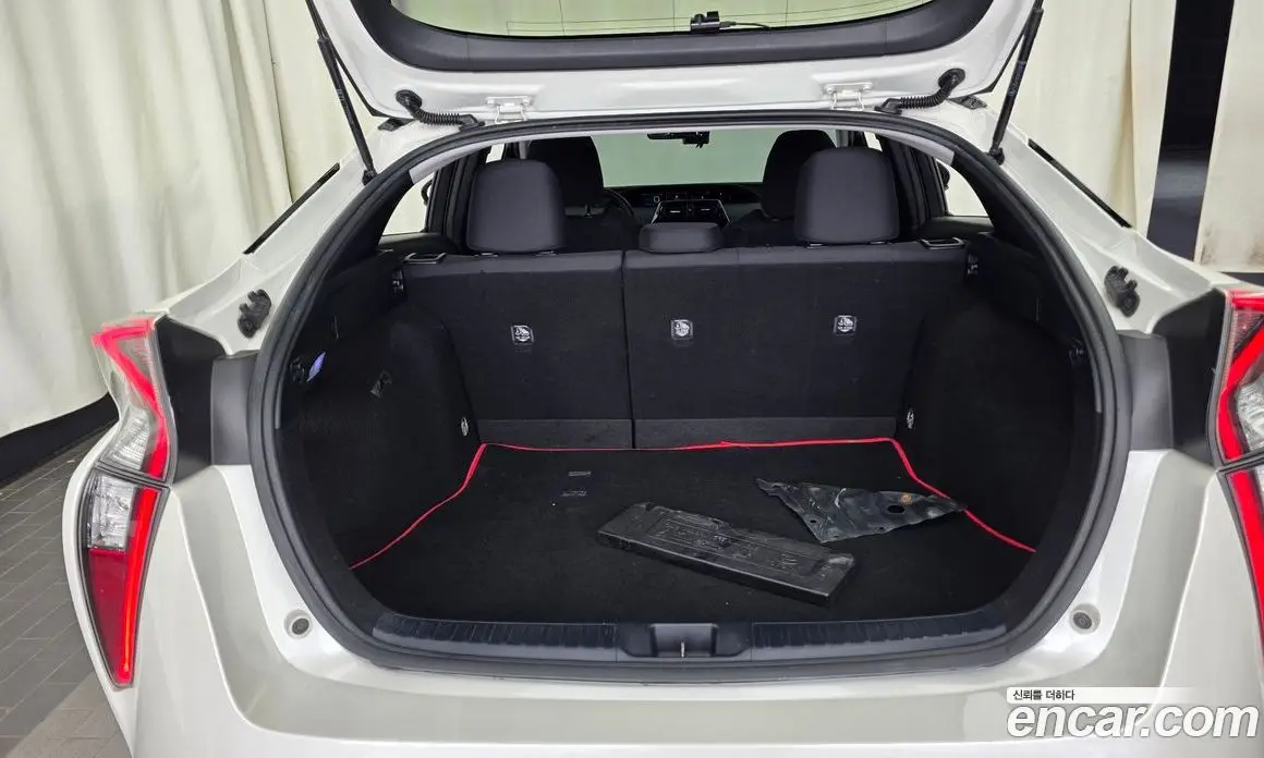 Toyota Prius 2016 1.8 автомат (гидро), фото 20 Toyota Prius 2016 1.8 автомат (гидро), фото 20