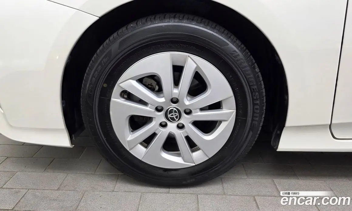 Toyota Prius 2016 1.8 автомат (гидро), фото 5 Toyota Prius 2016 1.8 автомат (гидро), фото 5