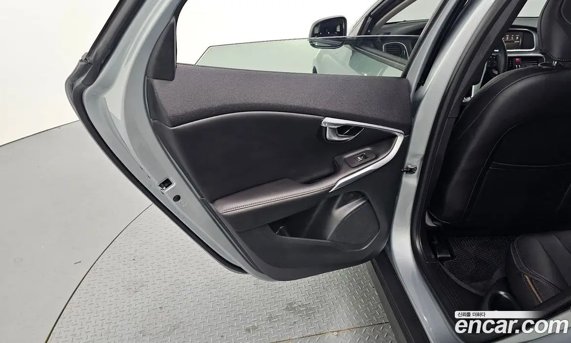 Volvo V40 2019 2.0 автомат (гидро), фото 15