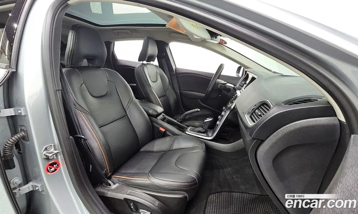 Volvo V40 2019 2.0 автомат (гидро), фото 16
