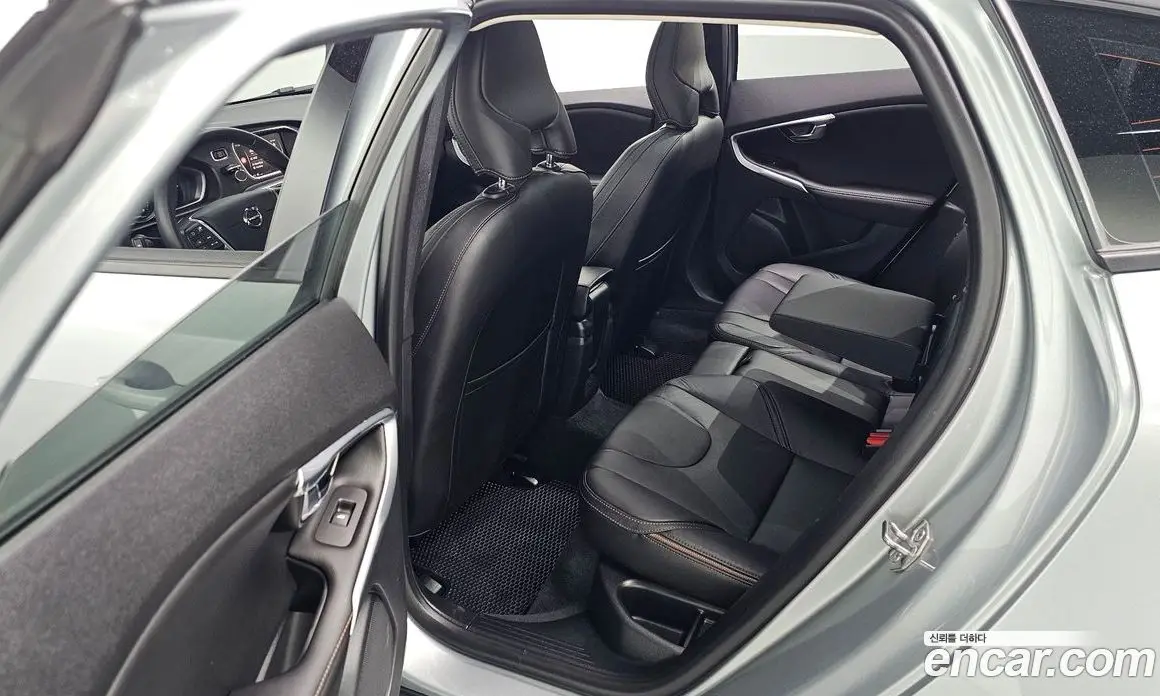 Volvo V40 2019 2.0 автомат (гидро), фото 18