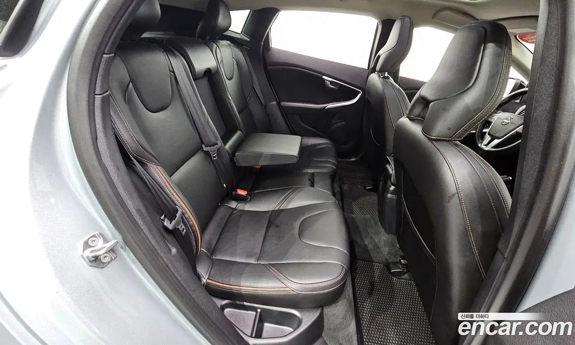 Volvo V40 2019 2.0 автомат (гидро), фото 24