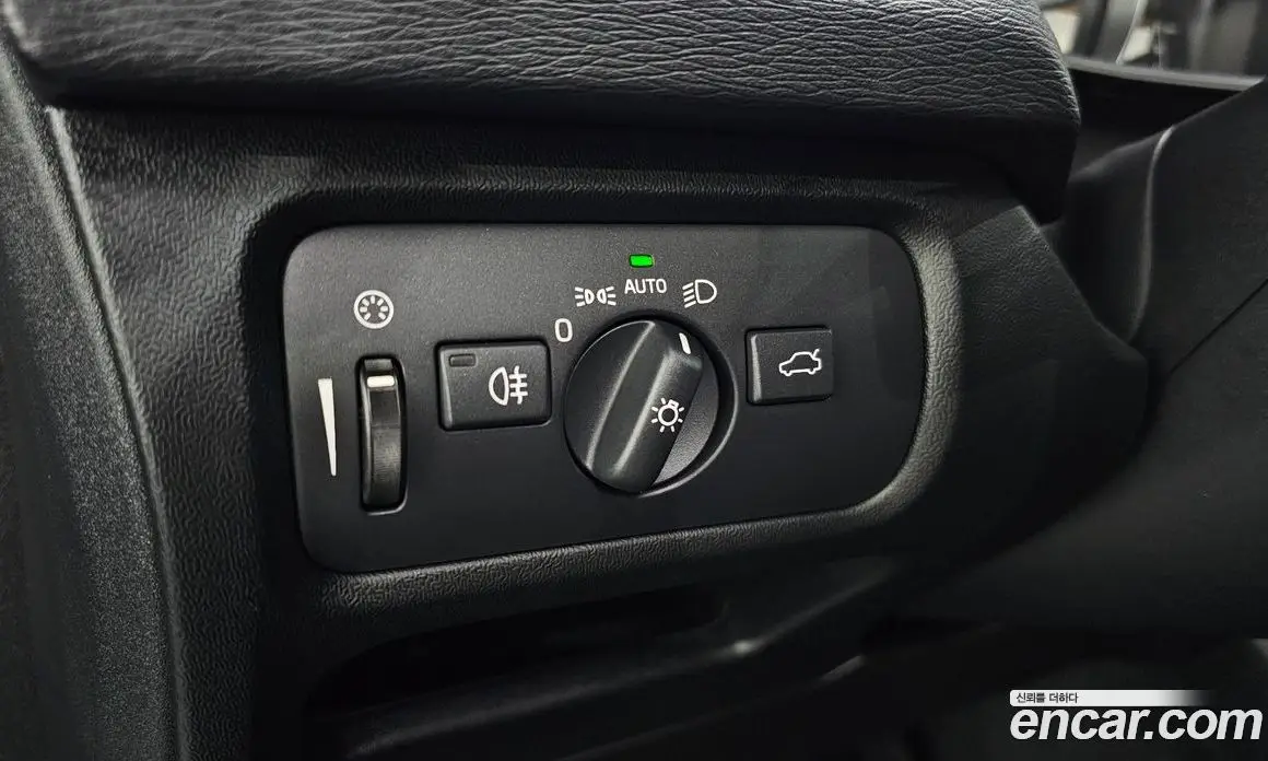 Volvo V40 2019 2.0 автомат (гидро), фото 27