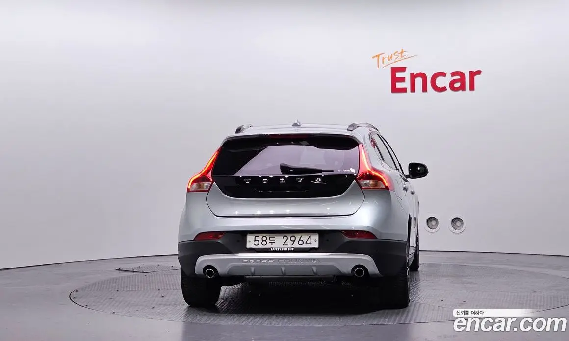 Volvo V40 2019 2.0 автомат (гидро), фото 4