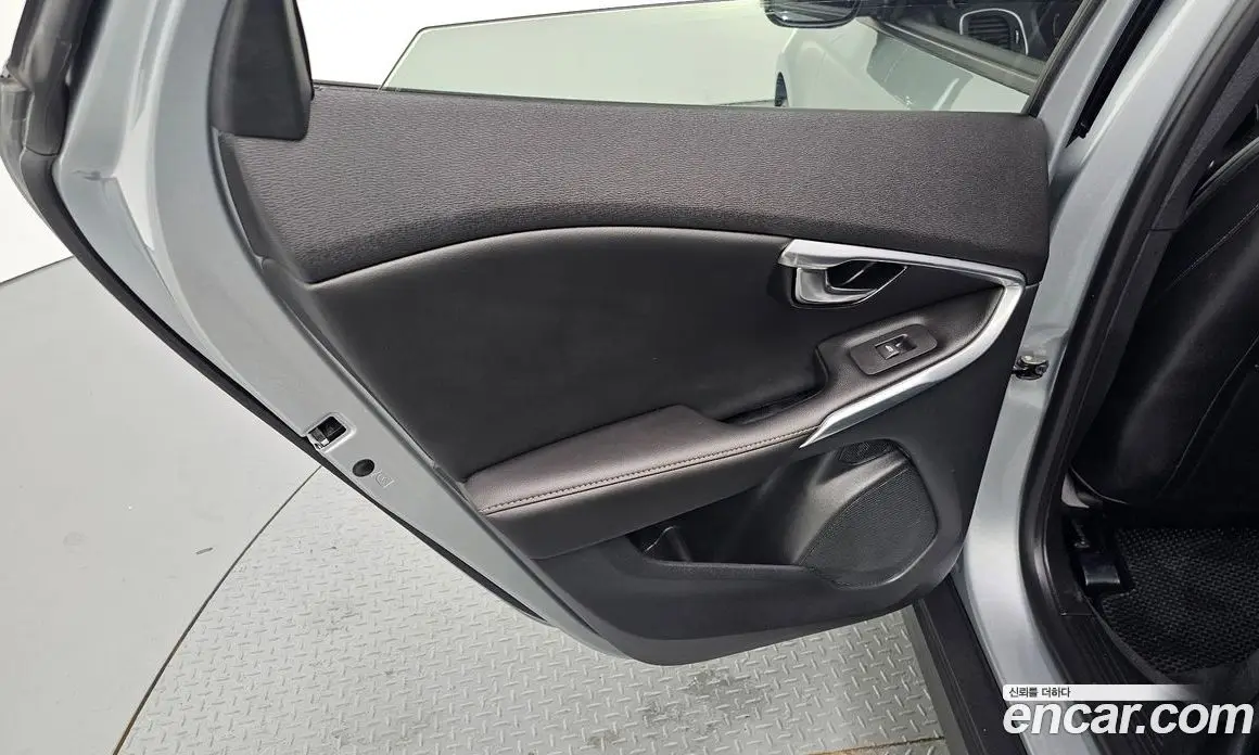 Volvo V40 2019 2.0 автомат (гидро), фото 31
