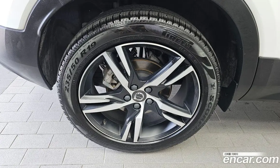 Volvo XC40 2020 2.0 автомат (гидро), фото 5