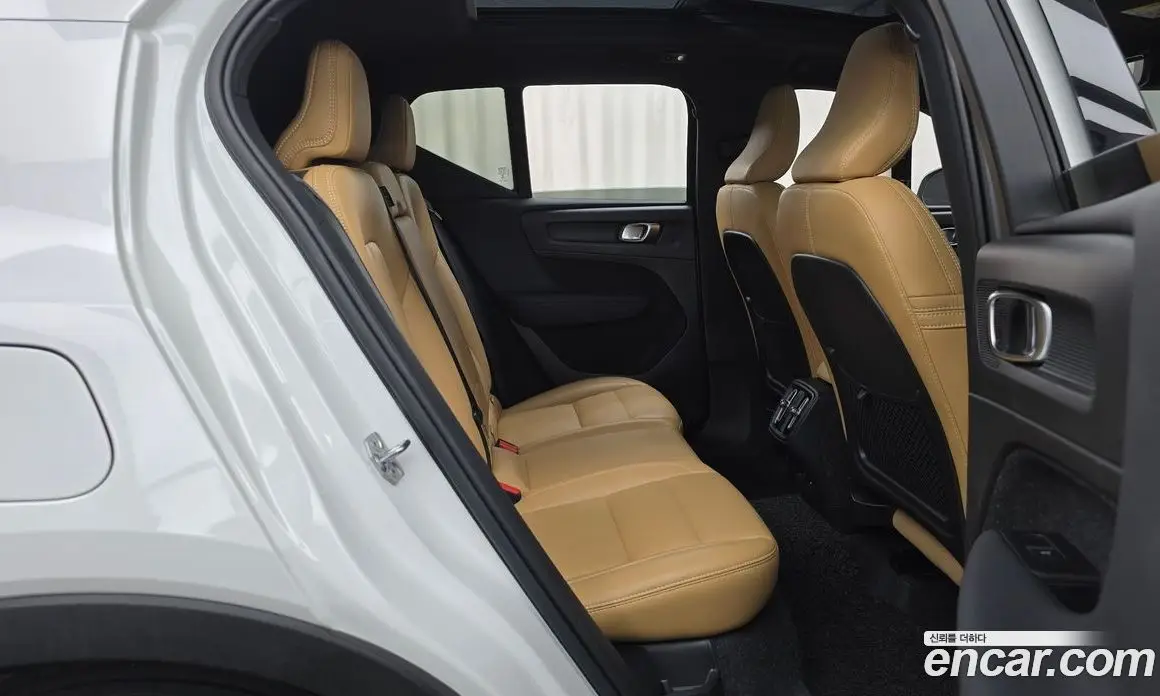 Volvo XC40 2021 2.0 автомат (гидро), фото 17