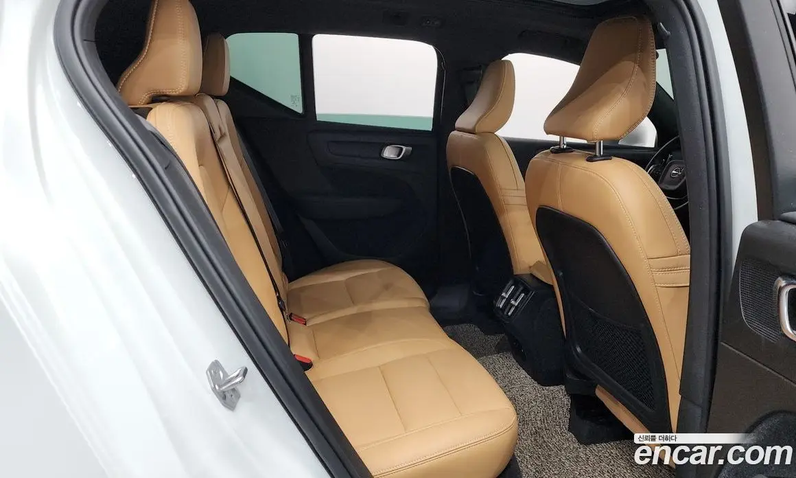 Volvo XC40 2021 2.0 автомат (гидро), фото 17