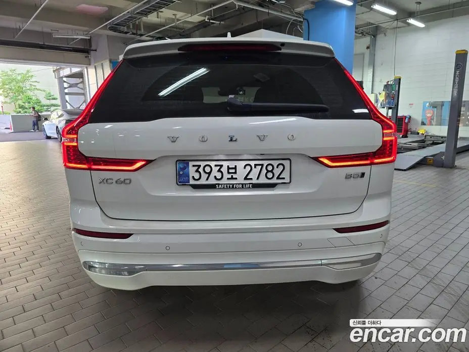 Volvo XC60 2023 2.0 автомат (гидро), фото 3