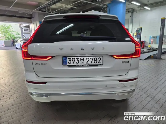 Volvo XC60 2023 2.0 автомат (гидро), миниатюра 3