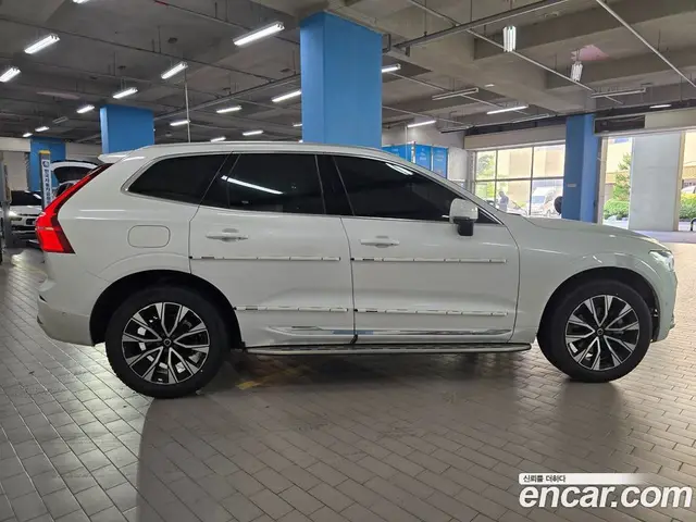 Volvo XC60 2023 2.0 автомат (гидро), миниатюра 4