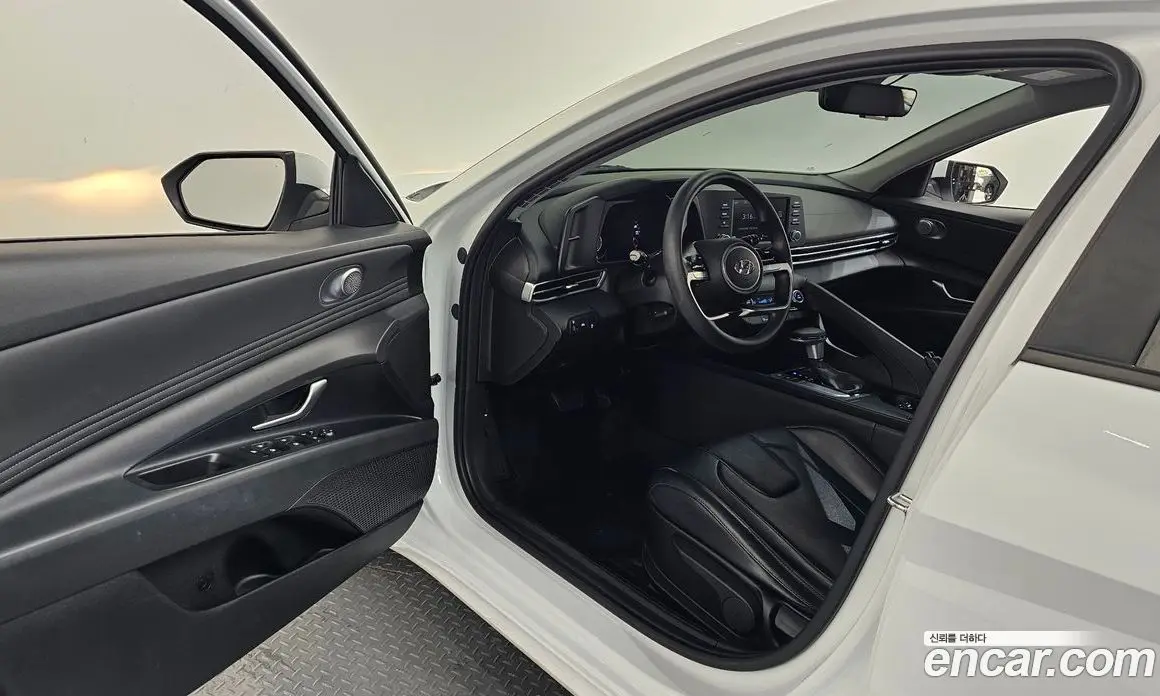 Hyundai Avante 2022 1.6 автомат (гидро), фото 13