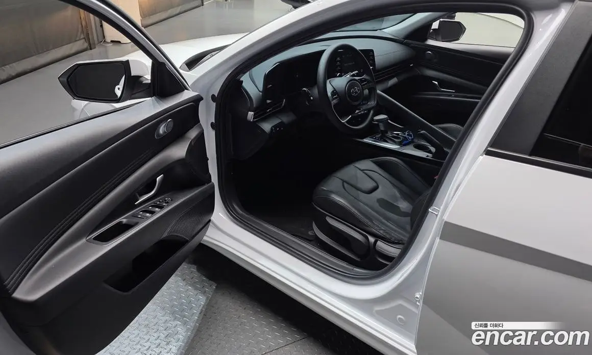 Hyundai Avante 2023 1.6 автомат (гидро), фото 13