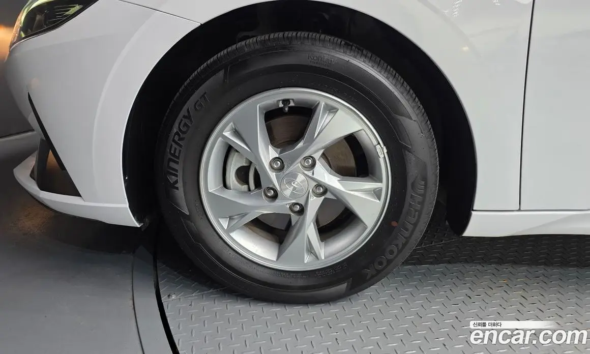 Hyundai Avante 2023 1.6 автомат (гидро), фото 5