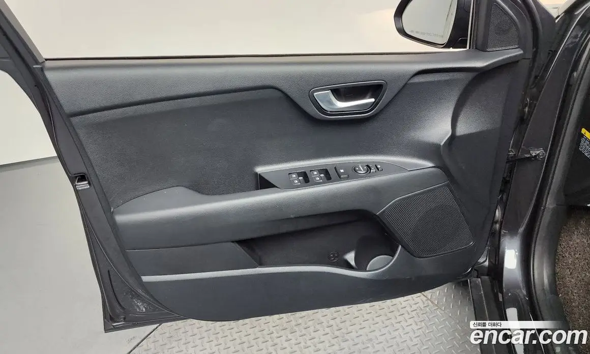 Kia Stonic 2018 1.4 автомат (гидро), фото 14