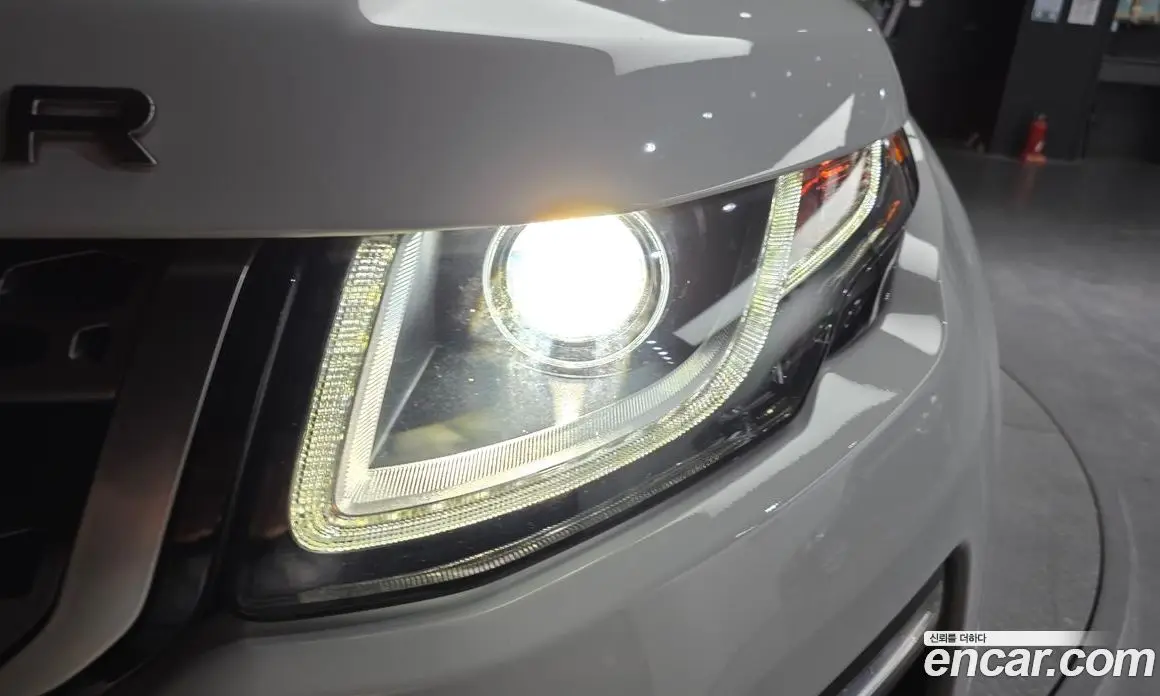 Land Rover Range Rover Evoque 2018 2.0 автомат (гидро), фото 8