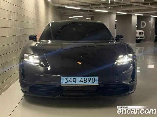Porsche Taycan, 2021, 18 000 км