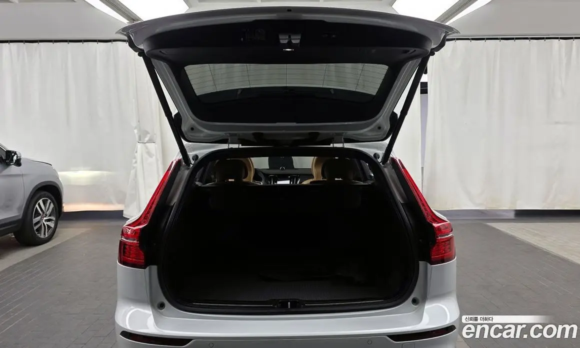 Volvo V60 2022 2.0 автомат (гидро), фото 20