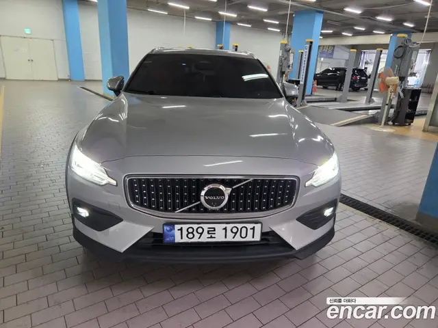 Volvo V60 2024 2.0 автомат (гидро), миниатюра 2