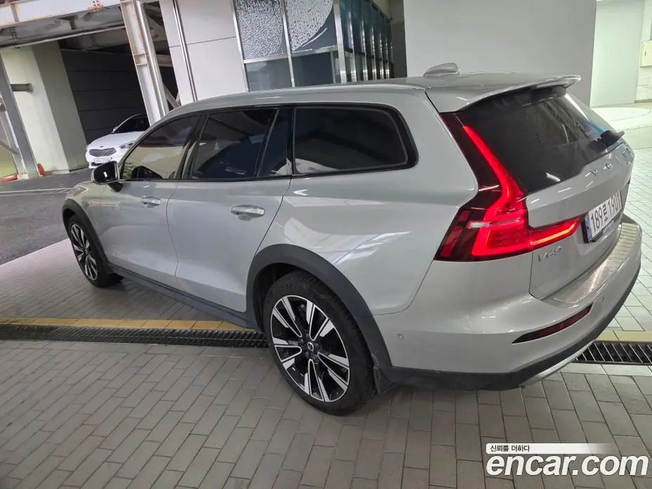 Volvo V60 2024 2.0 автомат (гидро), фото 5