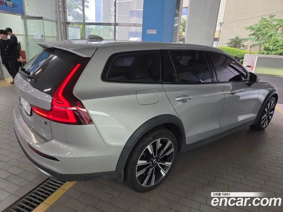 Volvo V60 2024 2.0 автомат (гидро), фото 6