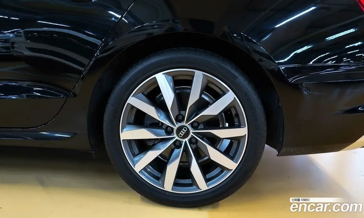 Audi A4 2023 2.0 автомат (гидро), фото 6