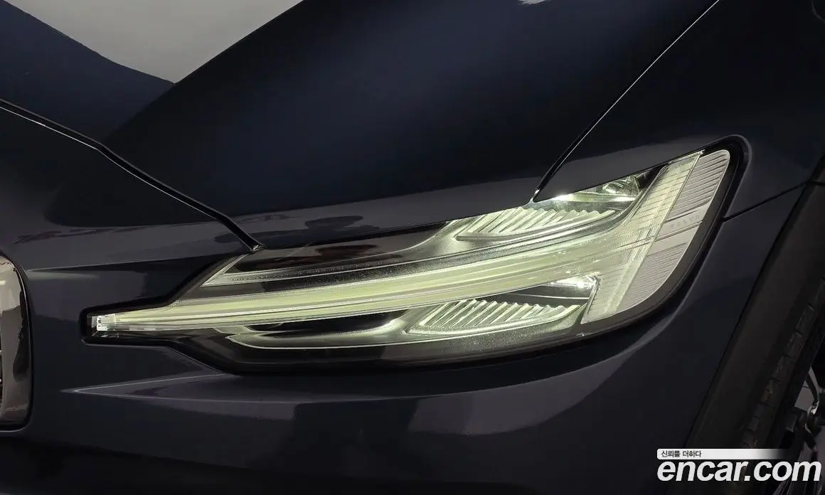 Volvo V60 2023 2.0 автомат (гидро), фото 7