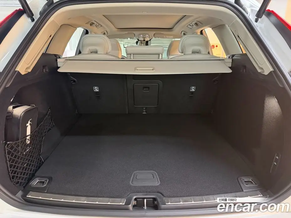 Volvo XC60 2026 2.0 автомат (гидро), фото 13