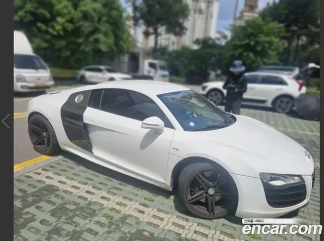 Audi R8 2010 5.2 автомат (гидро), миниатюра 3