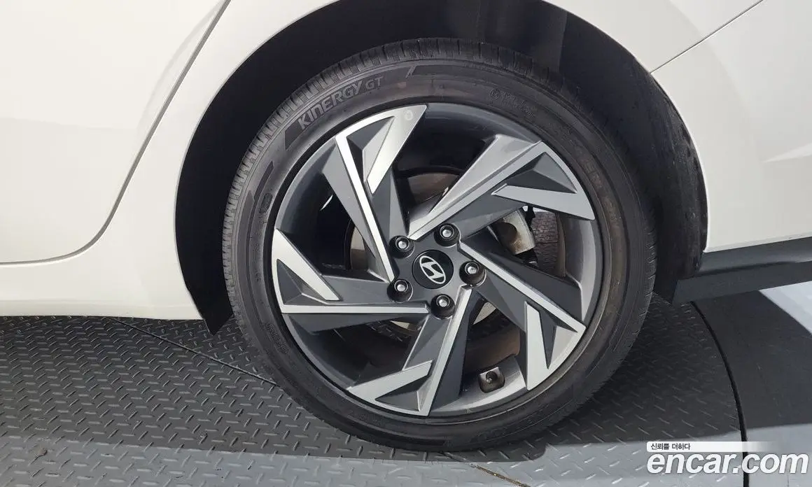 Hyundai Avante 2023 1.6 автомат (гидро), фото 4
