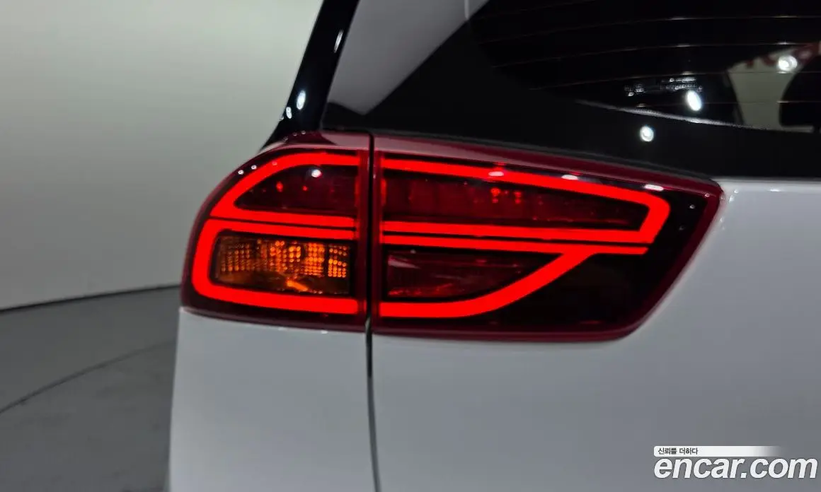 Kia Niro 2023 0.2 автомат (гидро), фото 9