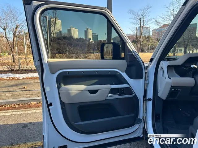 Land Rover Defender 2021 2.0 автомат (гидро), миниатюра 7