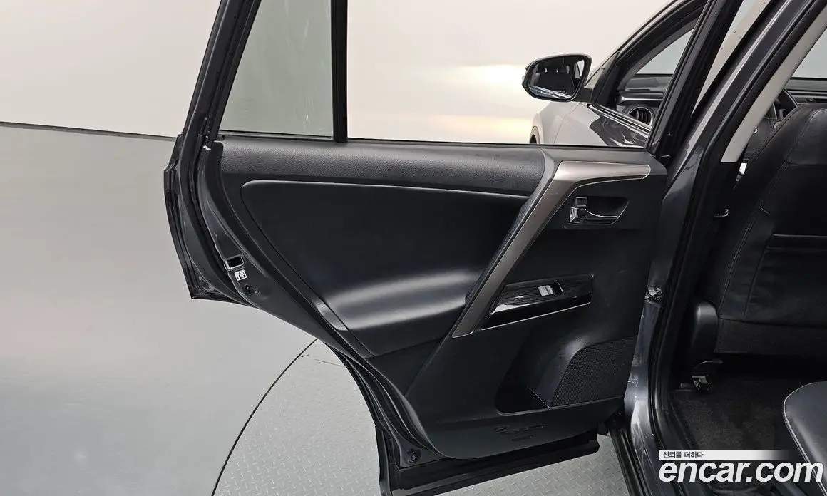 Toyota RAV4 2018 2.5 автомат (гидро), фото 15 Toyota RAV4 2018 2.5 автомат (гидро), фото 15