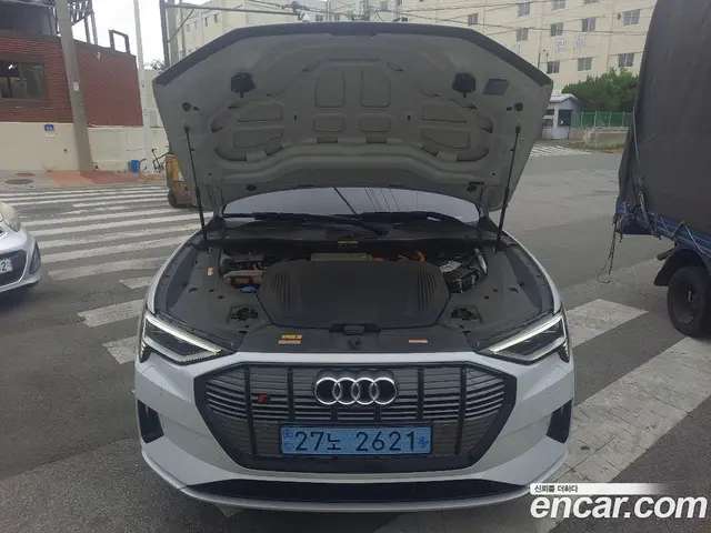 Audi e-tron 2021 автомат (гидро), миниатюра 4