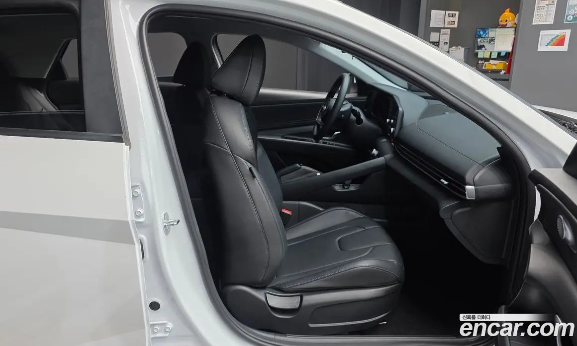 Hyundai Avante 2023 1.6 автомат (гидро), фото 17