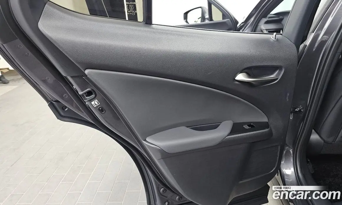Lexus UX 2026 2.0 автомат (гидро), фото 15 Lexus UX 2026 2.0 автомат (гидро), фото 15