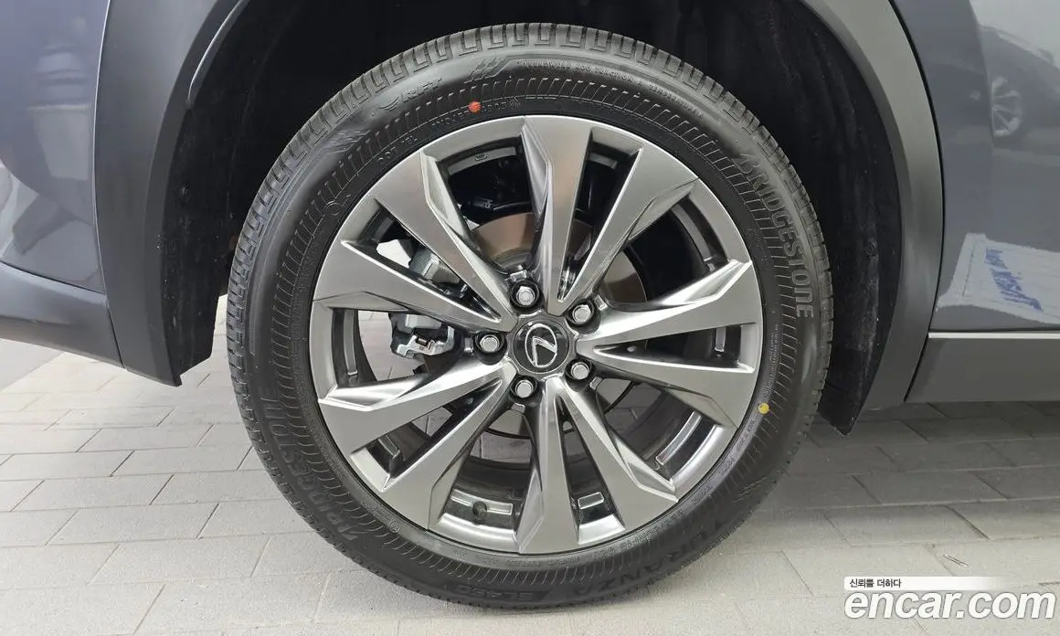 Lexus UX 2026 2.0 автомат (гидро), фото 5 Lexus UX 2026 2.0 автомат (гидро), фото 5