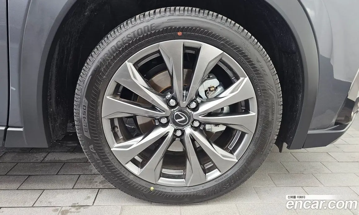 Lexus UX 2026 2.0 автомат (гидро), фото 7 Lexus UX 2026 2.0 автомат (гидро), фото 7