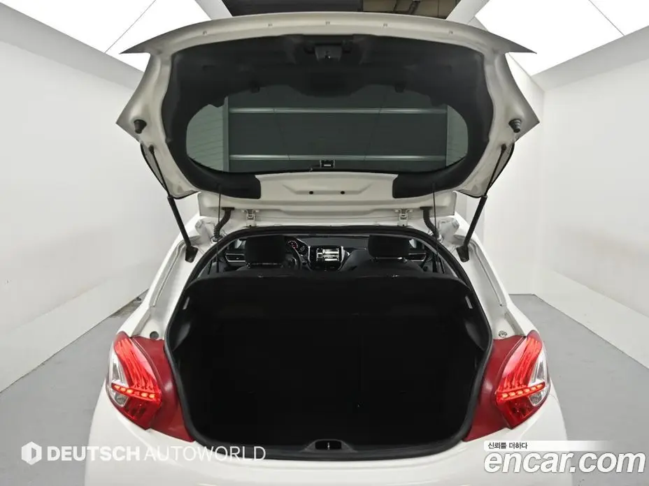 Peugeot 208 2014 1.6 автомат (гидро), фото 19